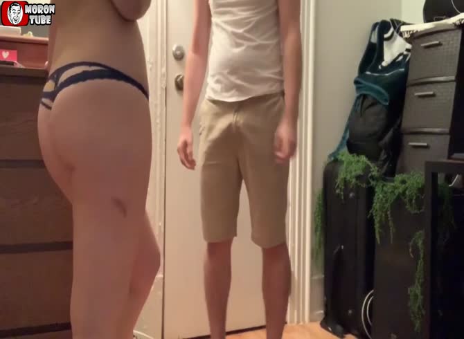 Video :The delivery man accepts her offer of a kiss! (Camera hidden)